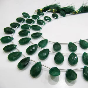 Cuentas facetadas Briolette verde esmeralda, 10x15mm, forma de corazón, fabricación de joyas de pera, cuentas de piedra teñidas, 8 pulgadas de largo, vendidas por hebra - Product Image 1