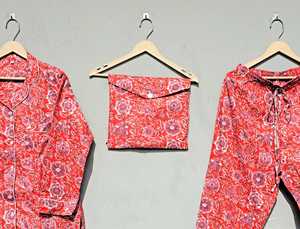 Conjunto de pijama de algodón Rosewood Bloom, camisa, pantalones y bolsa - Product Image 5