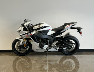 BEST-SELLER 2026 HONDA CBR1000RR-R NOUVELLE MOTO SPORTIVE + GARANTIE TRANSFERABLE À KILOMÉTRAGE INÉLIMITE. 1 AN INCLUS - Product Image 5