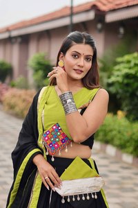 เลเฮนกัสที่ได้รับแรงบันดาลใจจากสไตล์บอลลีวู้ดพร้อมด้วยมอตหนักและงานกระจกมีหลายขนาดเครื่องแต่งกายวาดด้วยมือสำหรับ navtari - Product Image 3