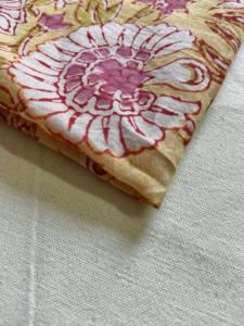 Tissu en coton imprimé à la main, motif floral Mughal en jaune moutarde et rose - Product Image 2
