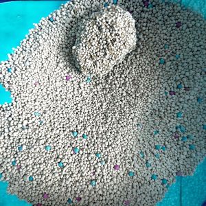 Arena para gatos de primera calidad | Fórmula superabsorbente y baja en polvo con control avanzado de olores y fácil limpieza - Product Image 1