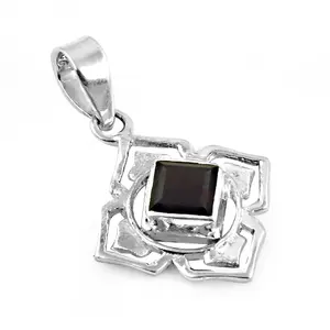 Colgante de Plata 925 con Flor de Ónice Negro para Mujer, Amuleto Religioso Hecho a Mano con Baño de Rodio y Piedras de Ópalo y Amatista, Ideal para Regalo - Product Image 1