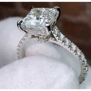 Bague de fiançailles pour femme en or blanc avec halo caché et pierres latérales, diamant de laboratoire certifié IGI Princess 1,60 ct - Product Image 2