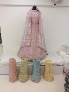 Lehenga Choli de mariée sur mesure | Lehenga de mariage brodé par des designers |   Tenue de mariage traditionnelle indienne | Collection de mariée unique - Product Image 2