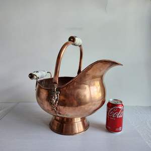 Cubo de carbón de cobre acabado antiguo con un diseño clásico y resistente e ideal para agregar encanto rústico a una chimenea - Product Image 1