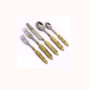 Cubiertos pulidos de espejo plateado de acero inoxidable para fiesta occidental de la más alta calidad con juego de cubiertos con mango de diseño de hoja de oro - Product Image 1