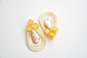 Boucles d'oreilles en laiton de qualité supérieure plaquées or avec perle naturelle et pierre semi-précieuse, finition plaquée or 18 carats, motif unique de créateur - Product Image 6