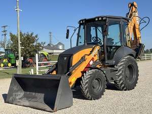 Chargeuse-pelleteuse Case 580M3 d'occasion à vendre, fabriquée aux États-Unis, rétro-excavatrice 580M, équipement de construction routière avec composants de moteur essentiels - Product Image 2