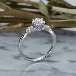 925 Plata 2,50 Ct Corte redondo Moissanite Anillo de compromiso Estilo vintage - Product Image 2