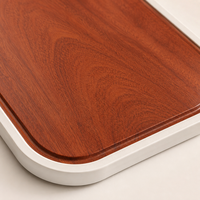 Planche à découper en bois d'acacia avec découpe semi-circulaire aux coins, poignée en métal noir pour servir viande et légumes en cuisine