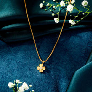 Collar Clásico con Colgante de Trébol de Oro y Diamantes para Mujer - Product Image 1