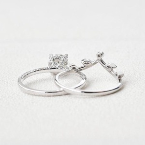 แหวนเพชรทรงกลมยอดนิยม ได้รับการรับรองจาก IGI เกรด VVS เพชรเพาะเลี้ยงในห้องปฏิบัติการ ชุดแหวนแต่งงานดีไซน์มงกุฎทองคำขาว 14k สำหรับผู้หญิง แฟชั่น - Product Image 3