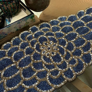 Napperon perlé Chargeur rond fait à la main pour salle à manger de luxe et décor de vacances Pièce unique perlé à la main, napperon, pendaison de crémaillère - Product Image 1