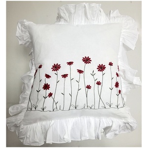 Housse de coussin carrée en broderie, jolie fleur rouge, taie d'oreiller de haute qualité 100% coton avec broderie, vente en gros - Product Image 1