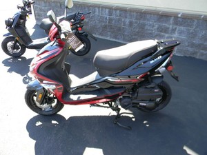 Scooter-Moped SUPER PREMIUM II 150CC con Nuevo Motor de Cuatro Tiempos, Inalámbrico/Alimentado por Batería, con Depósito - Product Image 3