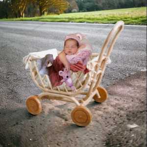 Meubles d'artisanat de poupée en rotin fabriqués à la main berceau de poupée lit pour tout-petits semblant de jouets en peluche poupée Miniature prix de gros - Product Image 3