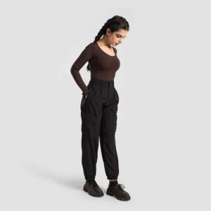 Pantalones Cargo Urban Pulse de Cintura Alta en Lona, Transpirables, Estilo Urbano, en Negro - Product Image 4