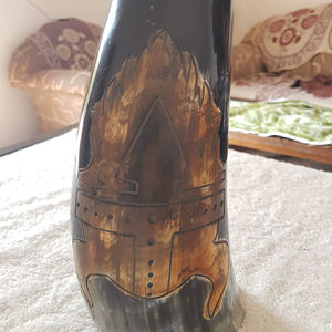 Corne à boire viking de haute qualité avec support, sculptée à la main, style animal, artisanat naturel pour mariage ou décoration intérieure - Product Image 1