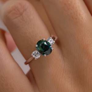 Bague Moissanite verte à trois pierres bague de fiançailles Moissanite ovale et 1.50 carats coupe ronde bague de mariage en or 14 carats trilogie diamant - Product Image 6