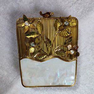 Pochette de soirée de luxe artisanale en nacre avec motifs floraux en laiton et détails en perles et cristaux - Product Image 1