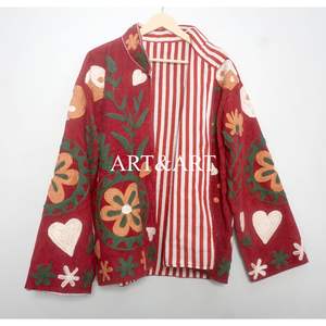 Veste matelassée de style ethnique rouge pour femmes avec broderie florale à la main, col mandarin, logo personnalisé, veste d'hiver épaisse - Product Image 6