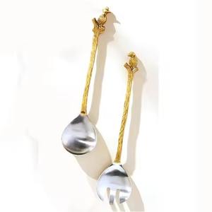 Juego de Servidores de Ensalada Decorativos de Metal para Cocina, Diseño Nuevo, Acabado Plateado Espejo, Mango Blanco Perla, Juego para Servir Ensaladas - Product Image 3