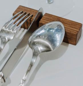 Repose-couverts en bois massif de style restaurant professionnel, design minimaliste compact, accessoire de table de cuisine fait à la main, cuillère, fourchette, couteau - Product Image 5