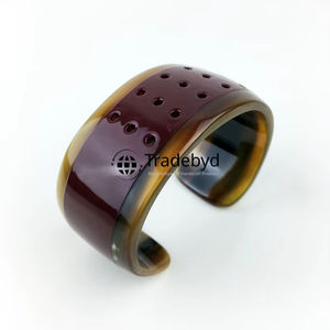 กำไลข้อมือทำมือจากเขาสัตว์ งานฝีมือระดับพรีเมียม เครื่องประดับแฟชั่นธรรมชาติ ของขวัญสำหรับทุกเพศทุกวัย หลายขนาด ขายส่งโดย Tradebyd - Product Image 1