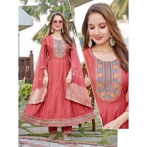 Kurti élégant Vetican Ghera avec ensemble de dupatta Banarasi pour tenue traditionnelle pour femmes, vêtements de célébration festive - Product Image 1