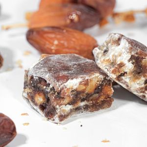 Delicias Turcas en Cubos de Chocolate, con Dátiles y Nueces, Caja Premium, Lokum de Primera Calidad, 12 Meses de Duración - Product Image 4