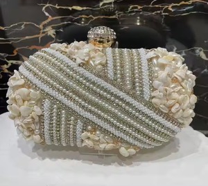 Pochette brodée de perles élégante faite à la main de meilleure qualité pour les femmes sac à main de mariage et de fête décoré de perles avec fermeture à bouton - Product Image 1