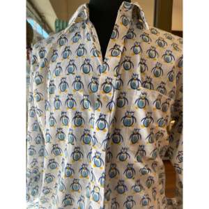 เสื้อเชิ้ตผู้ชายลำลอง ผ้าฝ้าย 100% พิมพ์ลายด้วยมือ 'HAPPY FEET' ผ้าป๊อปลิน ระบายอากาศได้ดี คอจีน ติดกระดุม - Product Image 3