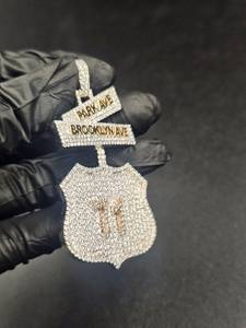 Colgante Personalizado de Letrero Urbano con Incrustaciones de Moissanita, Diseño de Escudo con Nombre de Brooklyn, en Plata de Ley Chapada en Oro, Joyería Fina - Product Image 4