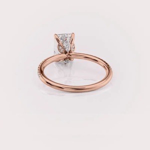 แหวนหมั้นเพชรทรงเหลี่ยมมรกตที่ได้รับการรับรองจาก IGI พร้อมวงแหวนประดับเพชรแบบ Pave ในทอง 9K สีเหลือง/ขาวและสีโรสโกลด์ - Product Image 3