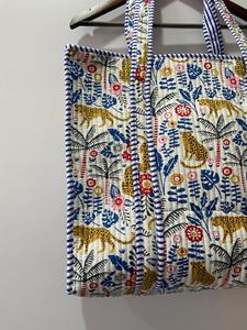 Bolsa de Mano Grande de Algodón Hecha a Mano, Acolchada en Turquesa con Bordado Rojo, Cierre de Cremallera, Moderna para Uso Diario y Viajes - Product Image 3