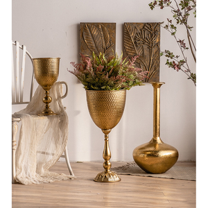 Floreros de hierro y latón de metal de alto estándar, juego de tres floreros de suelo rústico decorativos interiores - Product Image 6