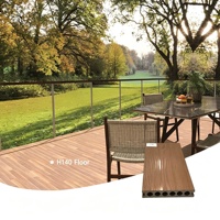 Planche de terrasse extérieure creuse en WPC ASA moderne et étanche, largeur 140 mm, durabilité 20-25 ans, pour terrasses d'hôtels et cours.