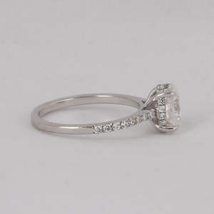 Anillo de compromiso de diamante cultivado en laboratorio de corte ovalado de oro de 18 quilates con piedras de acento de corte glamoroso, anillo fino certificado IGI de estilo clásico - Product Image 4