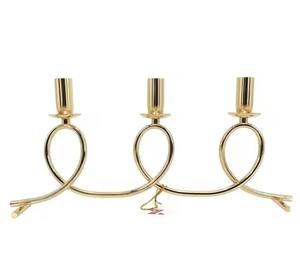 Porte-bougie doré de luxe Belle pièce maîtresse de table pour un décor festif et une atmosphère intérieure romantique - Product Image 3