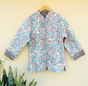 Chaquetas de algodón vintage reversibles con estampado de bloque indio para mujer Chaquetas cortas acolchadas bohemias con cierre de botón - Product Image 1