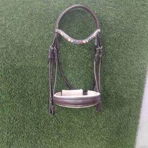 Brida de caballo de cuero teñido de tambor vegetal de calidad superior con banda de Nariz de patente y brazaletes de diamantes de imitación - Product Image 1