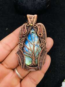 Colgante de malaquita en forma de pirámide, chapado en oro vintage, con alambre de latón, hecho a mano, ideal como regalo de boda o piedra de nacimiento. - Product Image 5