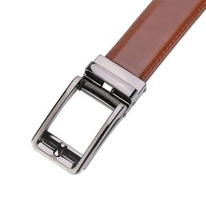 Cinturón de Cuero Casual para Hombre GENTS GARB con Logotipo Personalizado, Impermeable, con Hebilla de Trinquete de Aleación, Moldeado en una Sola Pieza, Patrón Sólido - Product Image 3