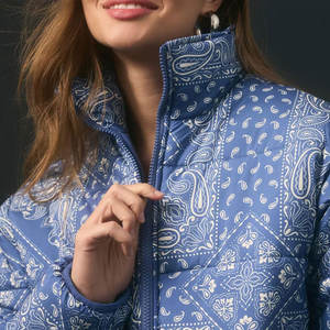 Services OEM, veste matelassée pour femme en satin et peau de mouton de haute qualité, logo personnalisé imprimé, nouveau design pour l'hiver - Product Image 4