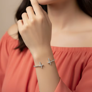 Bracelet jonc en or 14 carats et diamants avec extrémités en forme de croix en diamants |   Diamant taille brillant de 0,66 carat - Product Image 6