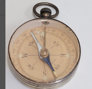Hermoso Brújula Pequeña de Latón Vintage, Regalo de Aniversario, Regalo para Esposo, Regalo para Parejas, Regalo de Navidad, Calidad Premium - Product Image 1