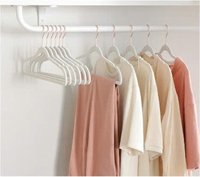 Ensemble de 30 cintres en tissu velours de qualité supérieure, antidérapants, crochet pivotant en or rose, PET nylon fer, fabricant vietnamien, marque personnalisée