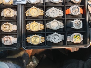 Reloj de lujo con moissanita totalmente engastada en tono plateado pulido, diseñado para un estilo audaz, elegante y moderno de joyería hip hop. - Product Image 6