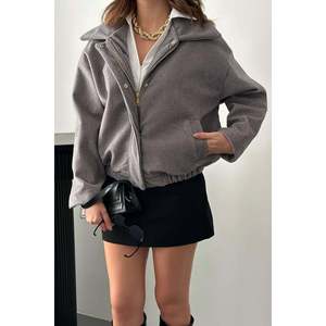 Blousons en duvet gris pour femmes, vente en gros, manteaux élégants pour femmes soucieuses de la mode - Product Image 2